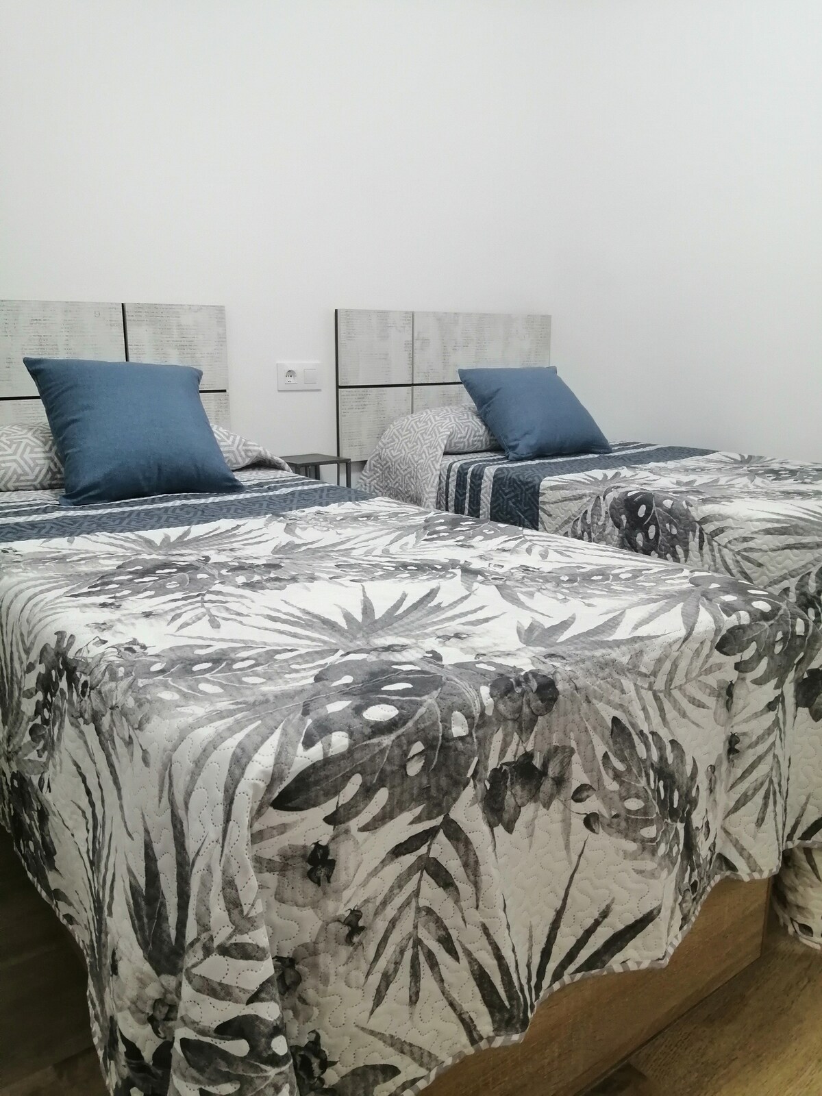 Соба со два двокреветни кревета. Летна декорација