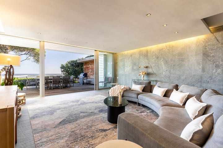 Beachfront Bliss: Luxury Amenities & Ocean Views - Camps Bay