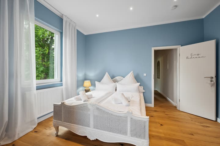 El dormitorio azul con una cama en el estilo de la casa de campo 