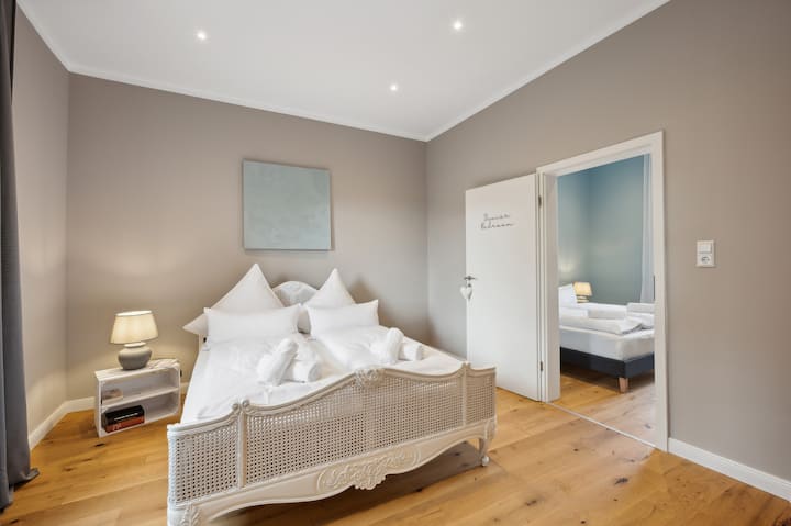 Habitación de estilo rural con cama