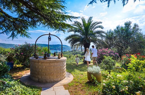 Spacious Apartment with a Garden and Sea-view