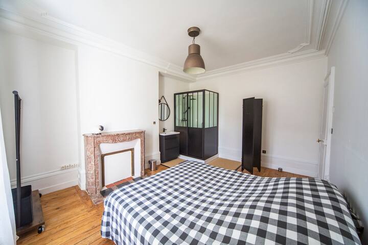 Bračni krevet (160x200) i privatna tuš-kada 