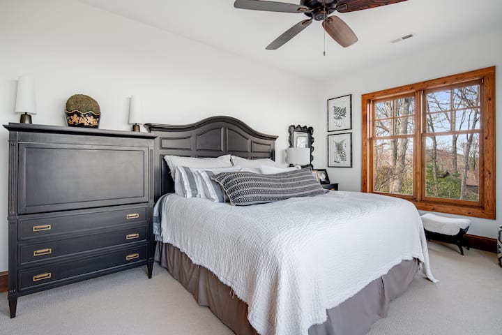 Separate Suite mit Schlafzimmer mit Kingsize-Bett, die an eine Privatwohnung angeschlossen ist. 