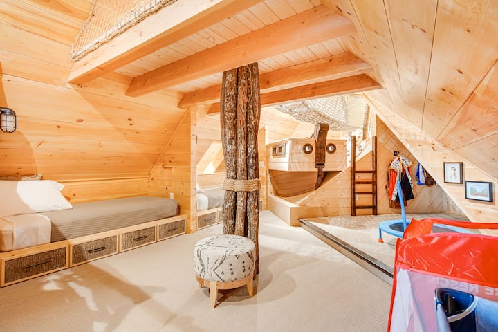 Etagenzimmer mit Queensize-Bett und drei Einzelbetten. Außerdem gibt es Kletterwände, eine Festung, eine Bühne und Kostüme.