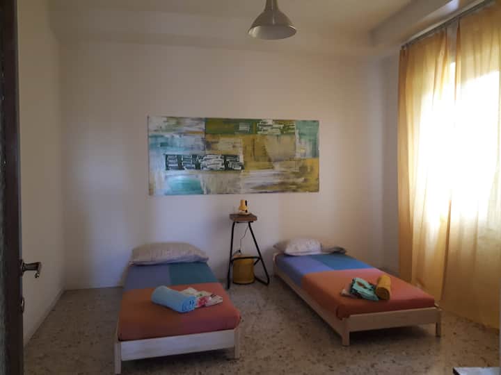 2 מיטות יחיד זמינות