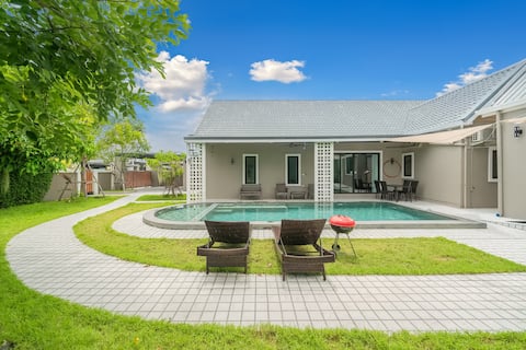 Bang Lamung/ThePrivatePoolVilla/4BR/ 10min Beach!