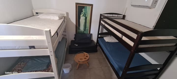 El cuarto del hostal, se ajusta a tu necesidad.  somos bien flexibles. literas, camas juntas o separadas. REC. EL CUARTO Y EL APARTAMENTO PUEDE VARIAR. (no nesesariamente es en el   mismo apt ni en e mismo cuarto) depende de los espacios disponibles.
