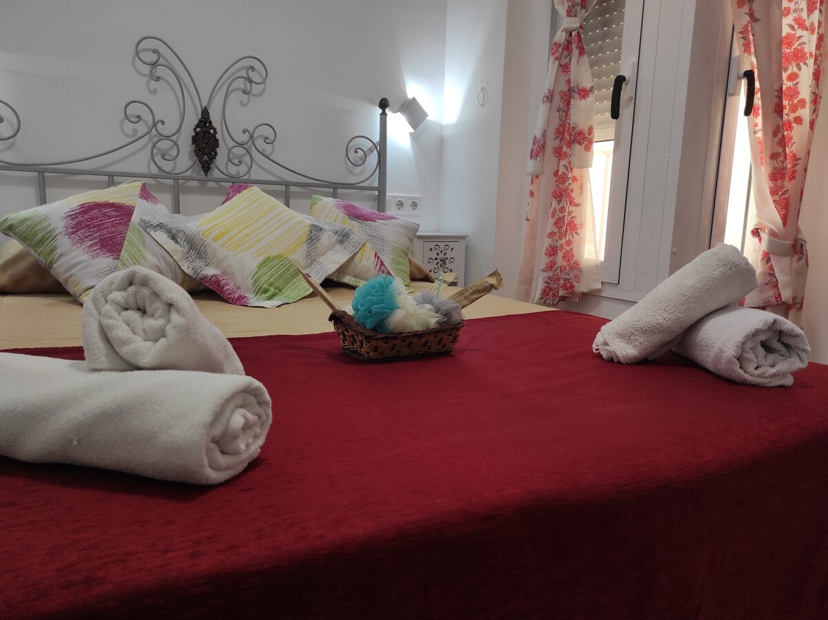 אוורור חיצוני על ידי חלון כפול עם תריסים אטומים לאינטימיות רבה יותר ו/או בידוד תרמי ואקוסטי גדול יותר