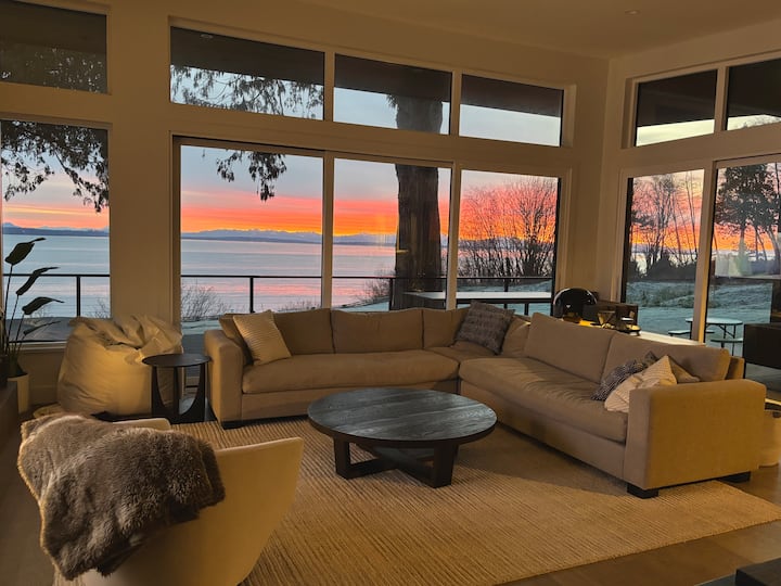 Sunrise On The Bluff - Coastal Views & Hot Tub - Point Roberts