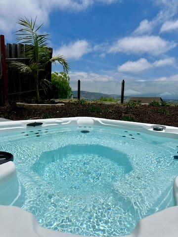 Mountain Views/Hot Tub/Arcade Games/Luxury Home!