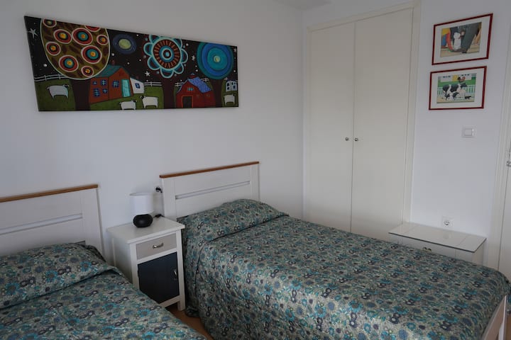 เตียงเดี่ยว 2 หลังพร้อมเครื่องปรับอากาศ 