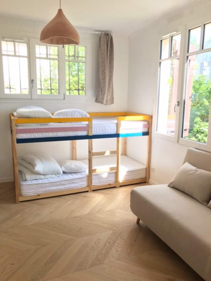 Საბავშვო ოთახი: ორი 80*200 საწოლი + ერთი დამატებითი დივანი 120*190
Შესაფერისია 2-4 ბავშვისთვის 

+ დიდი კარადა და სამუშაო მაგიდა 