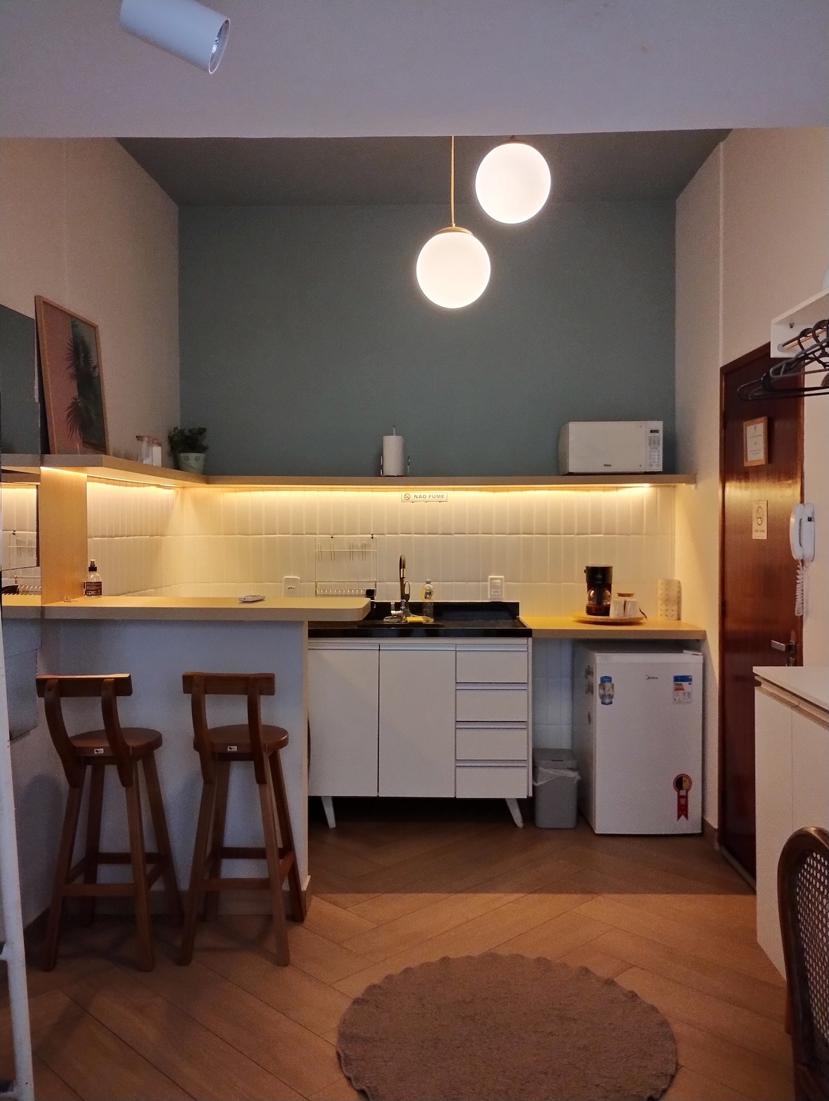 Hermosa cocina con barra de comedor y LED