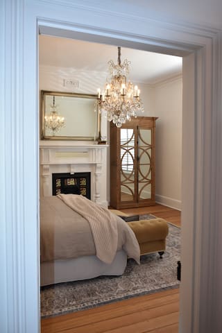 Foodie district, fireplace, deep bath. Parking.