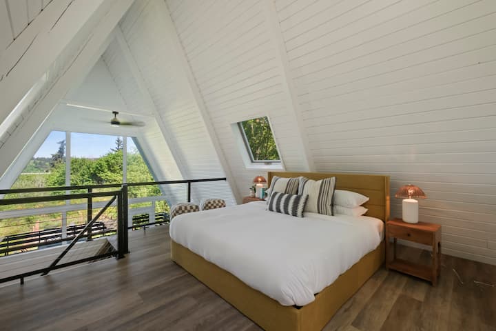 Bračni krevet (širine 180 - 200 cm) s madracem od memorijske pjene. Promatrajte zvijezde s prekrasnih krovnih prozora u spavaćoj sobi u potkrovlju.