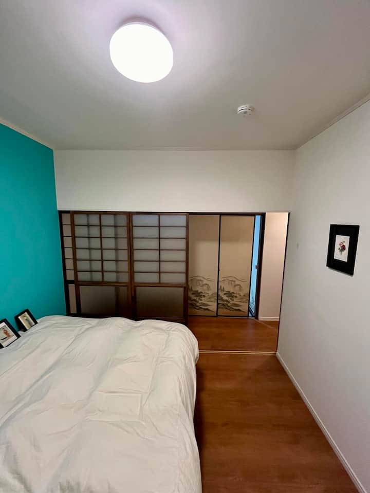 在4.5榻榻米垫上休息，一张双人床。