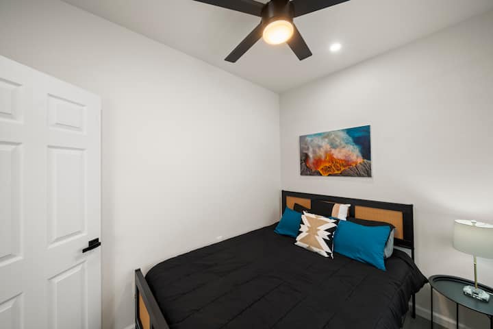Où vous dormirez : un lit confortable avec un matelas moelleux, des oreillers moelleux et une couette luxueuse. Table de chevet fonctionnelle avec lampe. La chambre est entièrement climatisée et dispose d'un ventilateur de plafond pour plus de confort et d'une ambiance soignée qui invite à la tranquillité.