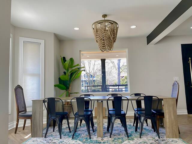 “Maison Blanc Noir” ~ Chicago Mansion w/ King Beds gallery image 3