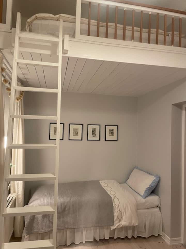 Les deux lits sont visibles dans la chambre numéro 2.