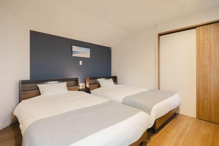 Il s'agit d'une chambre 2F.
2 lits semi-doubles.
Il ne s'affiche pas sur les photos, mais voici également une télévision 4K 50 pouces où vous pouvez également enregistrer vos émissions curieuses.
Vous pouvez également utiliser Youtube/Amazon Prime Video/Netflix, etc. en vous connectant.
* Veuillez vous déconnecter de tout avant de quitter le logement.