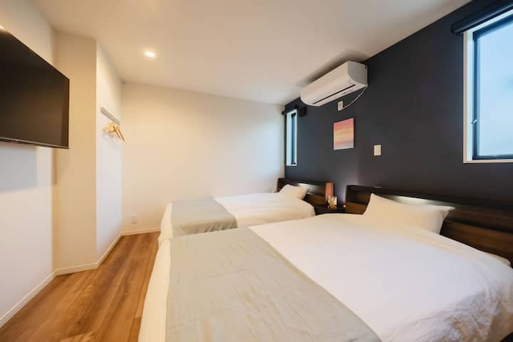 Ceci est une chambre 1F.
2 lits semi-doubles.
Vous y trouverez également une télévision 4K de 50 pouces où vous pouvez enregistrer vos émissions préférées.
Vous pouvez également utiliser Youtube/Amazon Prime Video/Netflix, etc. en vous connectant.
* Veuillez vous déconnecter de tout avant de quitter le logement.