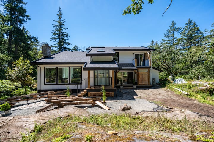 Coastal Acres – Sleeps 12