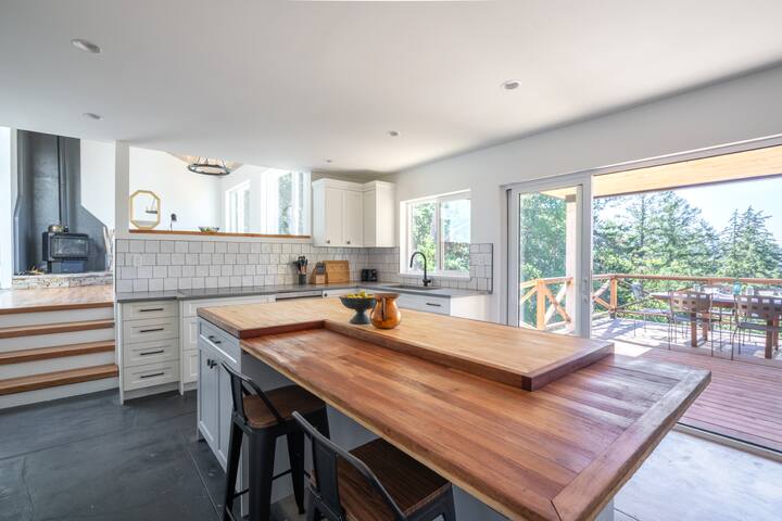 Coastal Acres – Sleeps 12 gallery image 4