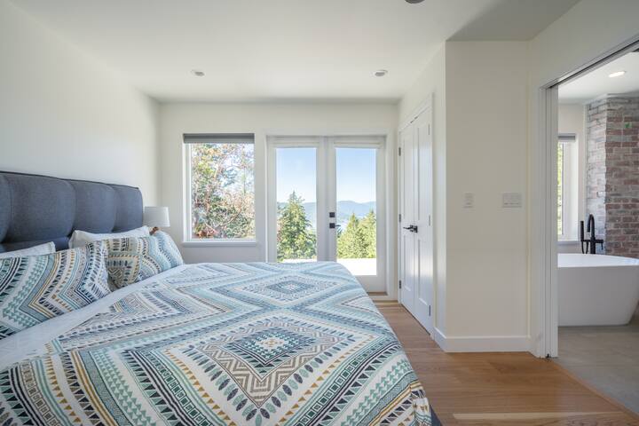 Coastal Acres – Sleeps 12 gallery image 5