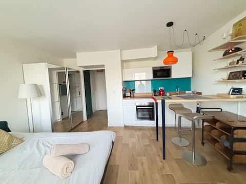 Top Airbnb: Quiet & Cosy Studio near Paris, Metro Line 8 (80m) à Maisons Alfort