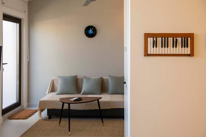 Ambient ndenjjeje me divan krevat për të shijuar Netflix nga llogaria jonë.