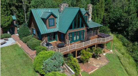 Stunning views on 8 acres with HotTub Sleeps 10