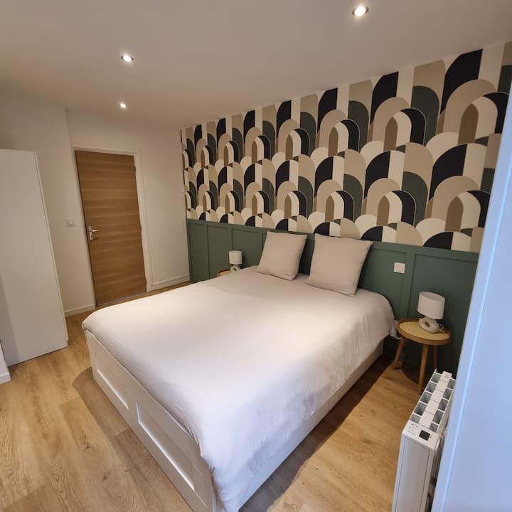 Отпуснете се в стаята, осветена със слаба светлина за релаксираща атмосфера. Насладете се на удобното 160 - сантиметрово легло, чисто спално бельо и допълнителни възглавници. Рай на спокойствието, за да се отпуснете след натоварен ден