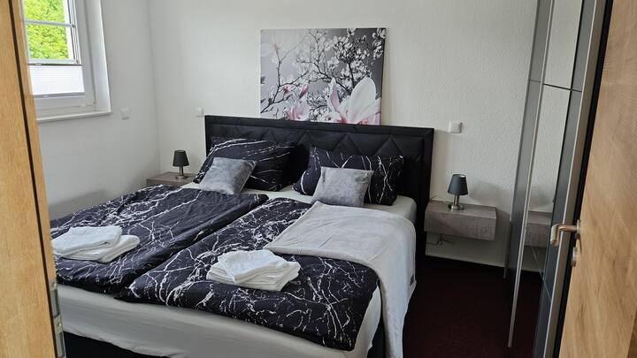 大型弹簧床和浮动门衣柜。 提供床上用品和毛巾