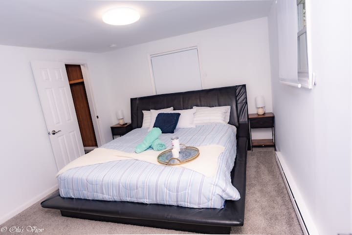 Спалня 1: с голямо двойно легло, дрешник Walin, памучно спално бельо и интелигентни щори