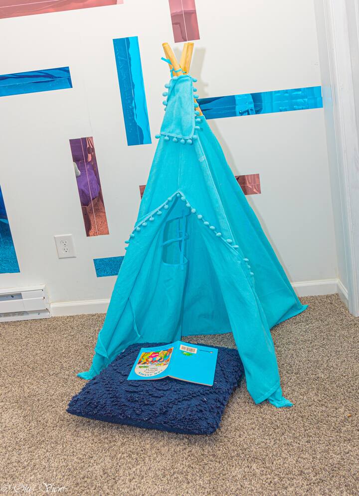 Детска зона за четене. Осигурена е книга за четене, избрана за деца