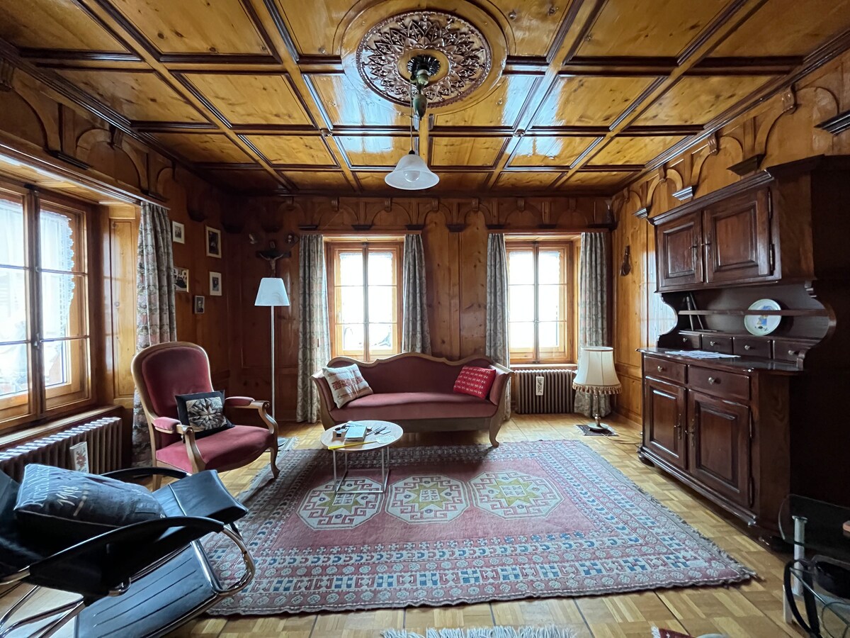 Successful Airbnb property: Well-kept, cozy apartment with balcony in Surses