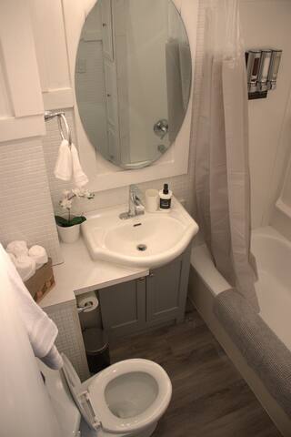 Get Together Family House | 5 Bedroom | 2Bathroom. gallery image 5