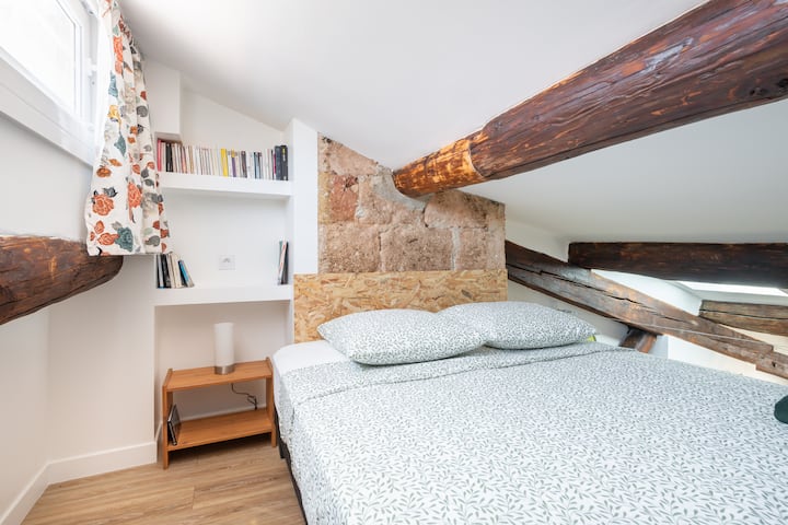 Spálňa umiestnená na medziposchodí je pohodlná s novým a kvalitným matracom.