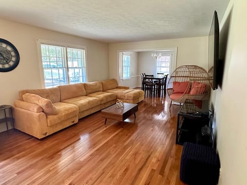 Dining for 14, LU 3 min, 4+ Bedrooms, Fenced Yard