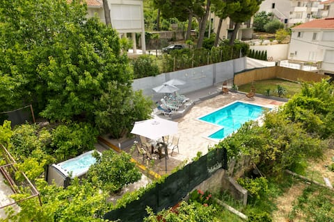Apt with Pool, Hot Tub, AC bedrooms, Terrace & BBQ