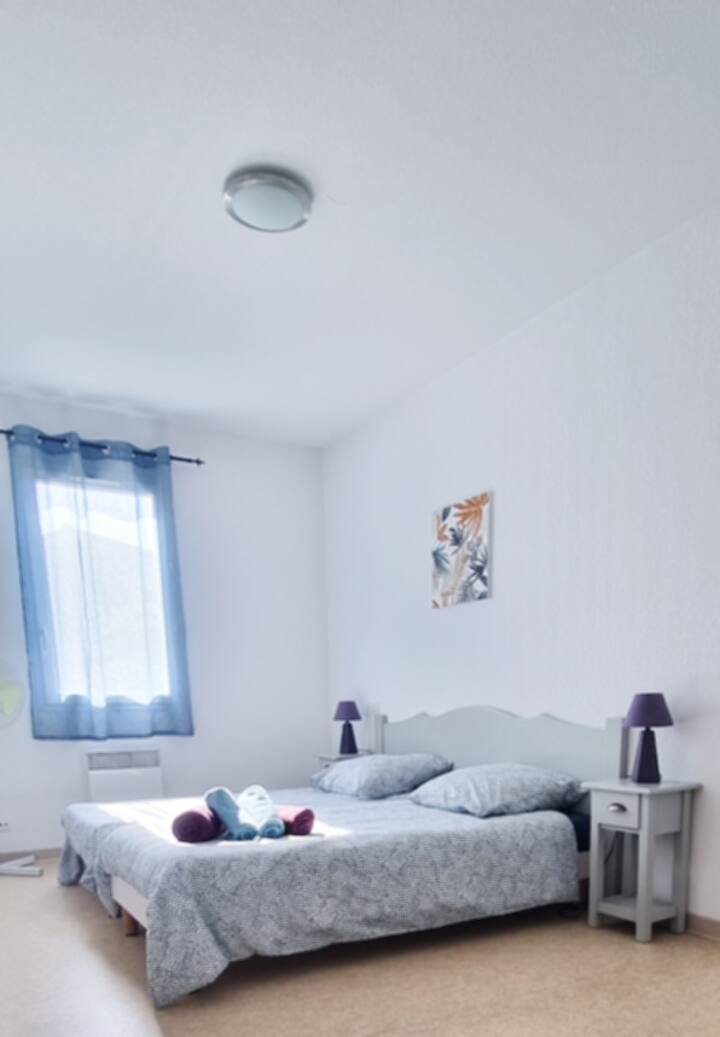 Საძინებელი 2 : 2 ცალკეული ერთადგილიანი საწოლი 90X200