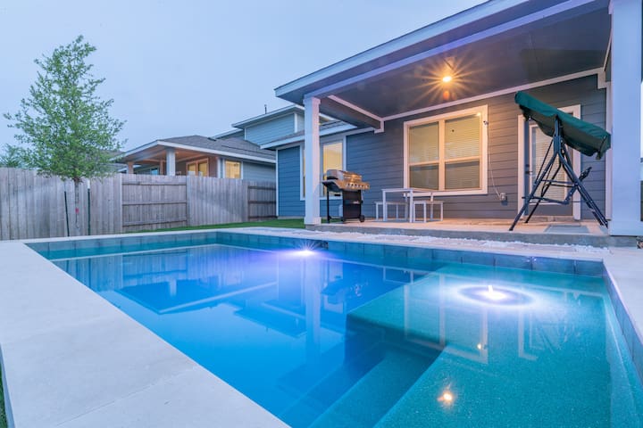 4BR/3.5BH Heated Tech Pool: 5M Airport, F1&2-Story