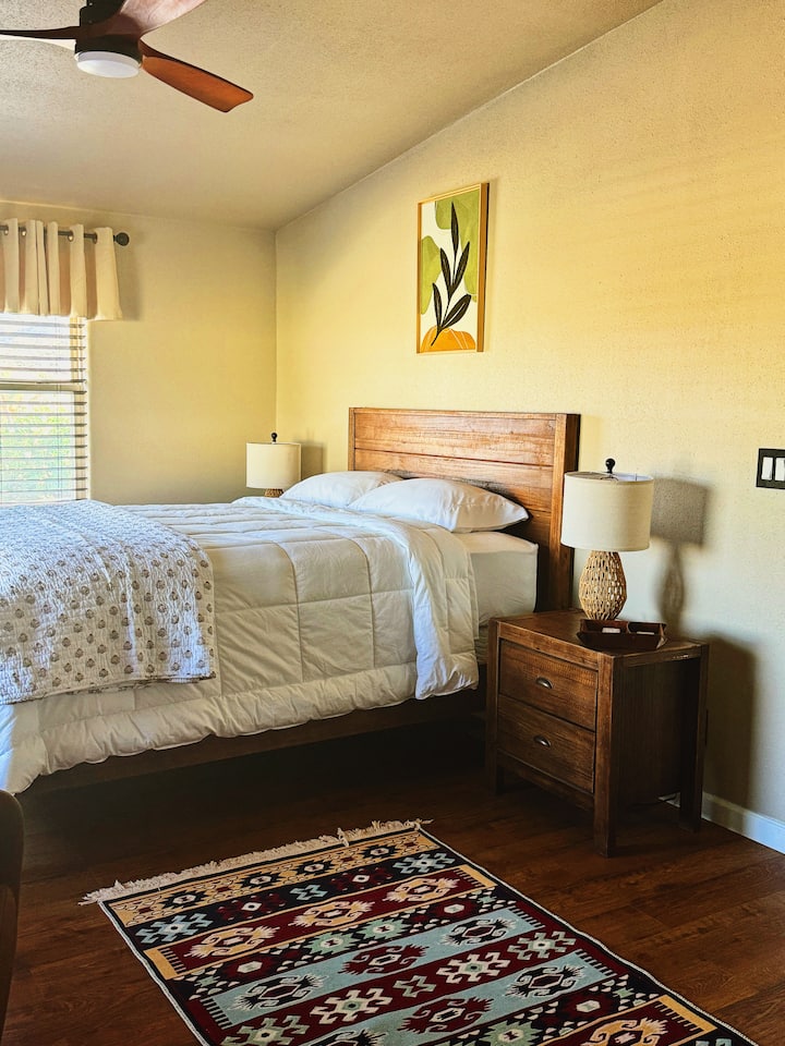 הנושא המדברי משולב עם ריהוט עץ וטקסטיל תוסס שיוצר אווירה הרמונית. ליהנות מזריחות מוזהבות בחדר המיועד לנוחות וטבילה. מאפיינים: שתי מיטות (מקום ל -4), מאווררים, שולחן כתיבה, טלוויזיה ואח חשמלית.