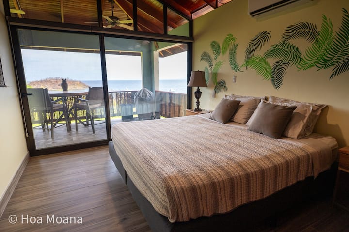 Океан, риболовен флот и остров (Isleta Ocotal) с изглед от главната спалня. Заспивайте под звуците на вълните и се събудете с тази красива гледка към океана.