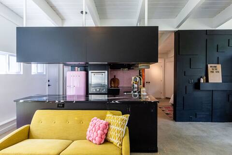 Top Airbnb: Pink Opal MCM in Northland