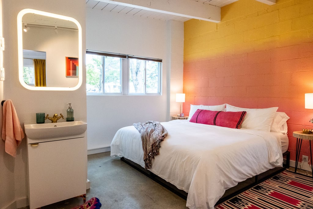 Pink Opal MCM - Houses for Rent in Columbus, Ohio, United States