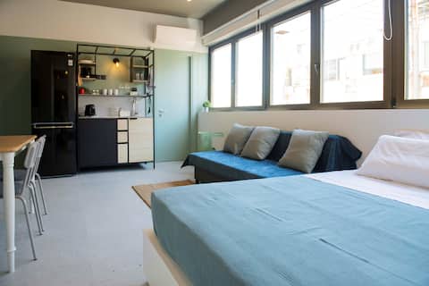 Successful Airbnb property: Sage & the City Studio: Acropolis Upstairs! in ΕΜΠΟΡΙΚΟ ΚΕΝΤΡΟ