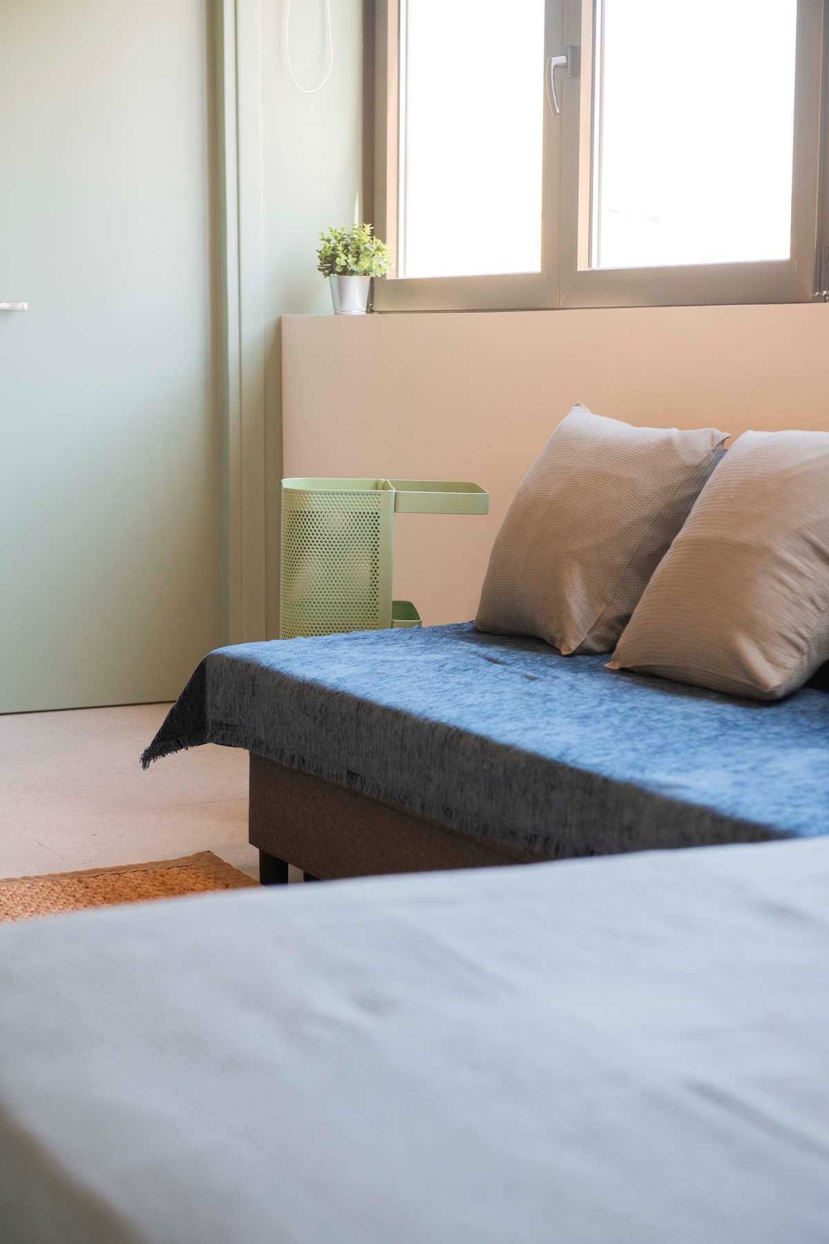 Ambient ndenjjeje me divan krevat për të shijuar Netflix nga llogaria jonë.