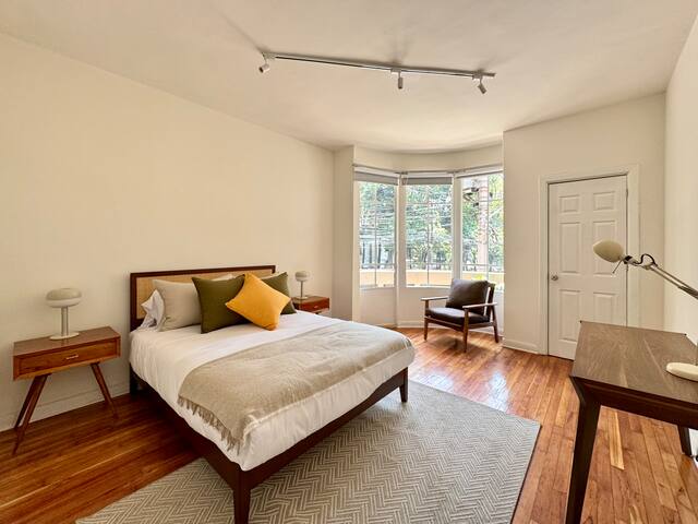 oolena | Mid-Century 3BR Gem gallery image 2