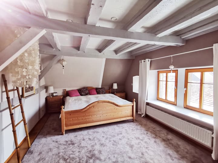 Საძინებელი 2 - სამხრეთ-დასავლეთის მდებარეობა, ძალიან მშვიდი.
1 დიდი ზომის საწოლი, 1 ერთადგილიანი საწოლი.
Სპეციალური მოთხოვნის შემთხვევაში ჩვილის საწოლს მოგაწვდით.